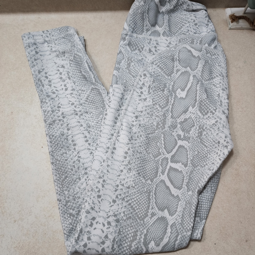 HIGH-RISE SIDE POCKET BUTT LIFT ACTIVE LEGGINGS - WHITE SNAKE